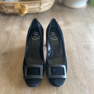 Roger Vivier Paris buckle suede pumps | 9.5